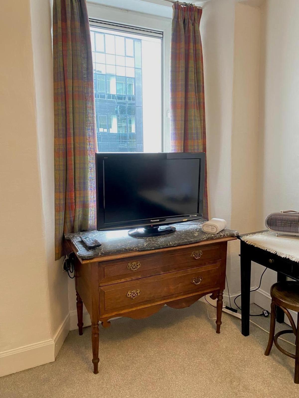 1 Bed Flat Near Castle * Edinburgh